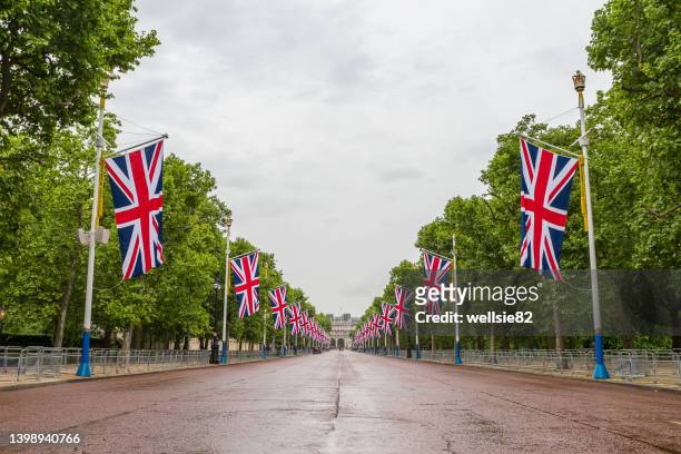 the mall lined with union jack flags - royalty stockfoto's en -beelden