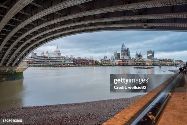 square mile framed by cannon street railway bridge - thames embankment fotografías e imágenes de stock