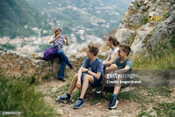 escursioni in famiglia tra le montagne della sicilia - family hiking in spring outdoors foto e immagini stock