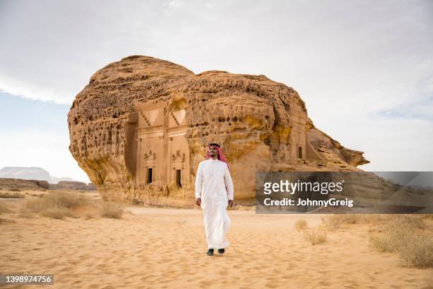 jabal al ahmar tombs cut into natural rock formations - mada'in saleh stockfoto's en -beelden