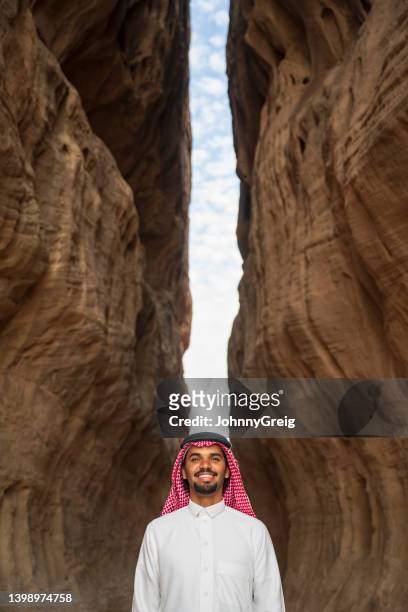 portrait of young saudi man in the siq - 瑪甸沙勒 個照片及圖片檔