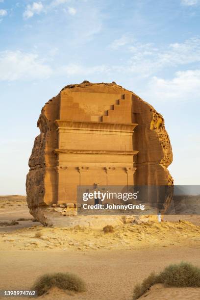 iconic rock-cut tomb in mada’in saleh, saudi arabia - 瑪甸沙勒 個照片及圖片檔