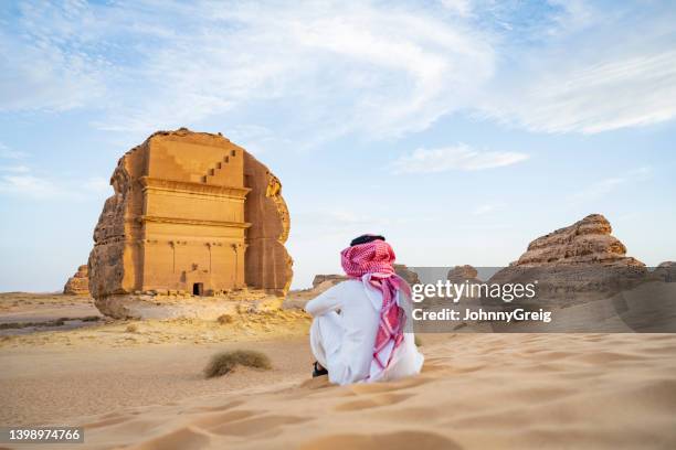 local saudi man visiting hegra and rock-cut architecture - 瑪甸沙勒 個照片及圖片檔