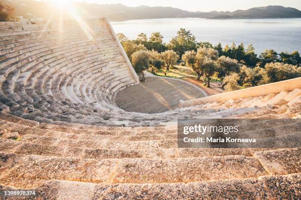 old amphitheater in mediterranean town. - anfiteatro shoreline imagens e fotografias de stock