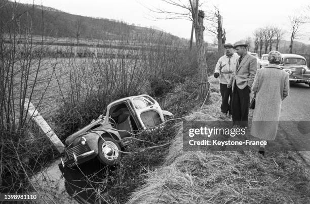 Voiture accidentée dans un fossé, en mars 1958.