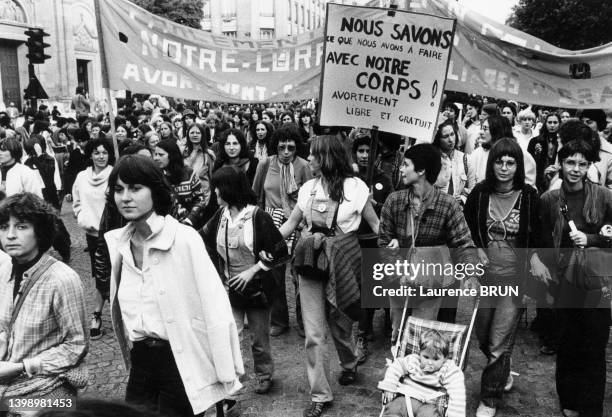 Pancarte "Nous savons ce que nous avons à faire avec notre corps ! Avortement libre et gratuit" lors d'une manifestation de femmes pour le droit...