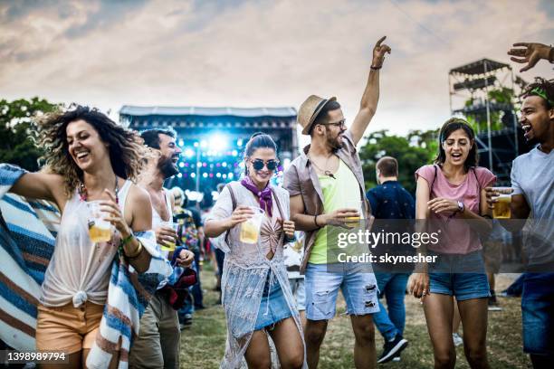 amis joyeux dansant sur un festival de musique. - festival traditionnel photos et images de collection