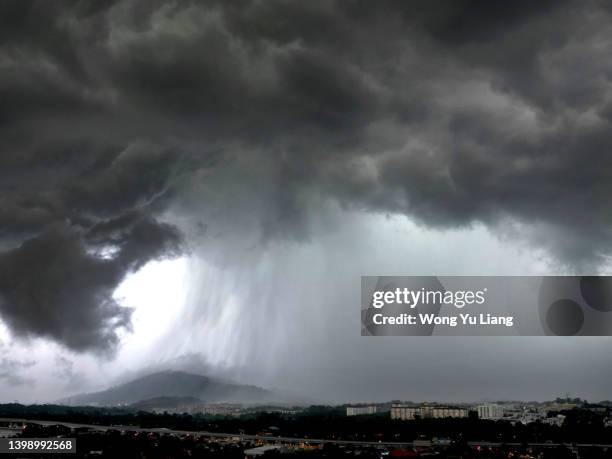 heavy rain storm with lightning - natural disaster photos et images de collection