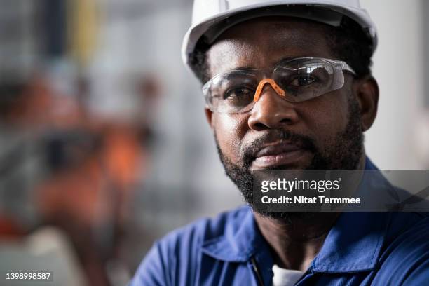 cause and effect analysis in manufacturing industry. portrait of a operations manager is standing in a production line. he having skilled  to identify the problem and figure out why the process doesn’t work properly in a welding assembly process. - マイニング ストックフォトと画像