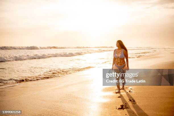 woman walking and looking at view in the beach - beautiful voluptuous women stock pictures, royalty-free photos & images