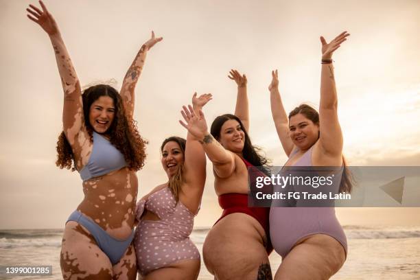 retrato de un grupo de amigos en la playa - beautiful plump women fotografías e imágenes de stock