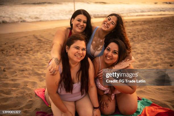 portrait of a group of friends in the beach - latin beauty stockfoto's en -beelden