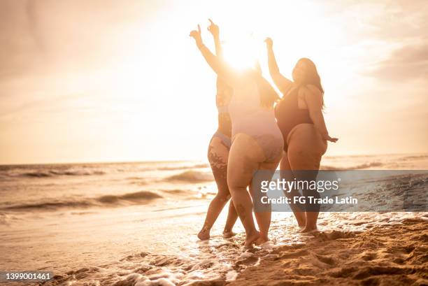 young women having fun on the beach - chesty love stock pictures, royalty-free photos & images