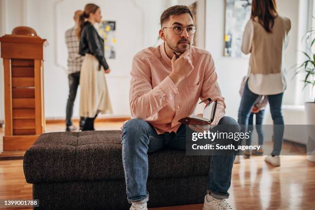 man enjoying art - critic stockfoto's en -beelden