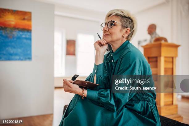 frau in der kunstgalerie - vernissage stock-fotos und bilder