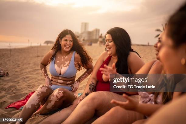 giovani donne che parlano sulla spiaggia - hot curvy women foto e immagini stock