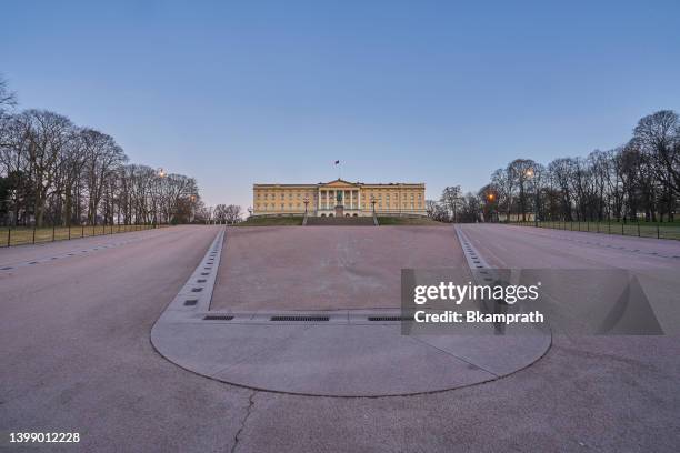 palácio real de oslo noruega durante as primeiras horas da manhã - palácio real de oslo - fotografias e filmes do acervo