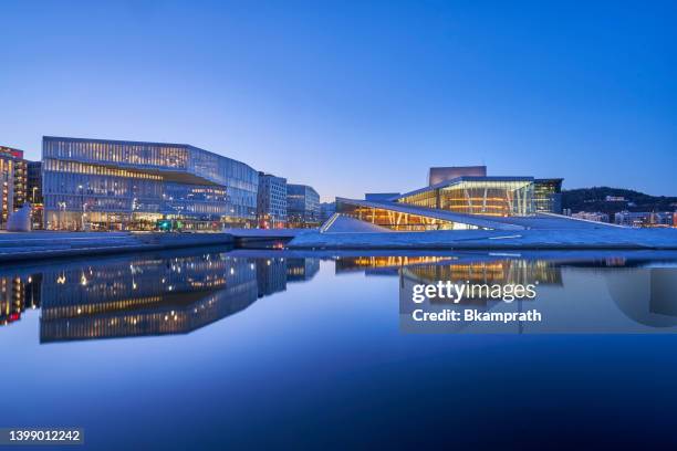 bjorvika (puerto interior) de oslo durante el amanecer con las aguas tranquilas reflejando la famosa ópera de oslo en noruega, europa - oslo skyline fotografías e imágenes de stock