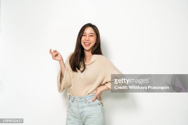 woman looking at camera laughing feels happy studio shot - beauty portrait woman laughing photos et images de collection