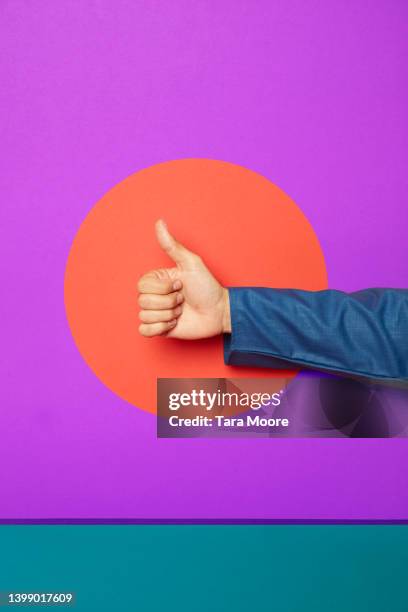 thumbs up - duim omhoog stockfoto's en -beelden