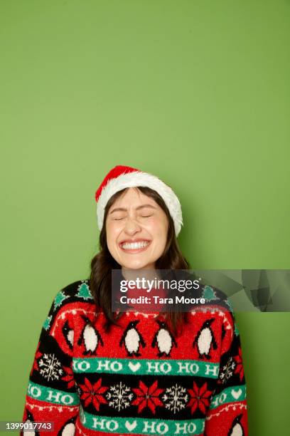 woman in christmas sweater laughing - suéter natalino - fotografias e filmes do acervo