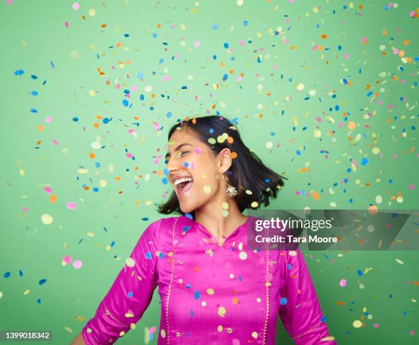 woman celebrating with confetti - confeti fotografías e imágenes de stock