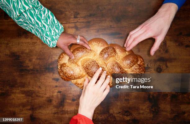 hands reaching for bread - ユダヤ教の安息日 ストックフォトと画像