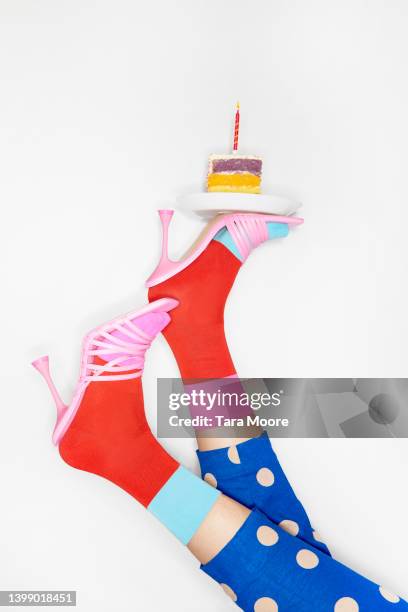 colourful high heels balancing slice of cake - gateau anniversaire fond blanc photos et images de collection