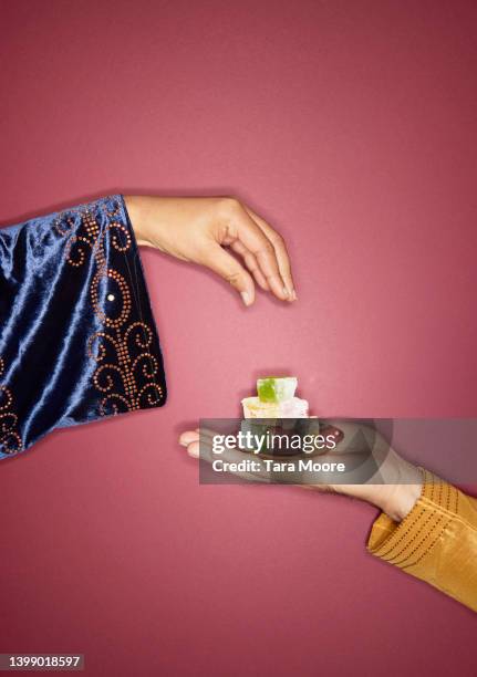 hands and turkish delight - ramadan giving imagens e fotografias de stock