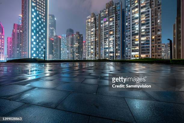 empty road in rainy night - city street night background stock pictures, royalty-free photos & images