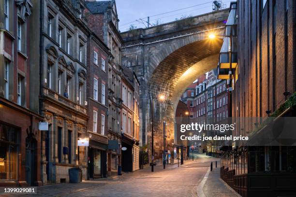 dawn, high level bridge, castle garth, newcastle upon tyne, england - newcastle foto e immagini stock