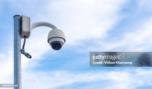 cctv camera or security camera on blue sky - surveillance camera - fotografias e filmes do acervo
