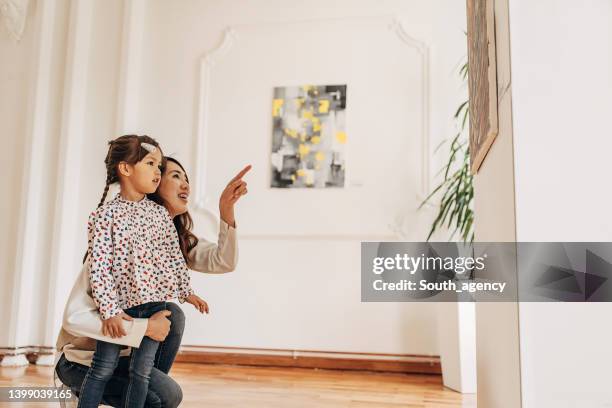 mother and daughter in art gallery - south stand stockfoto's en -beelden