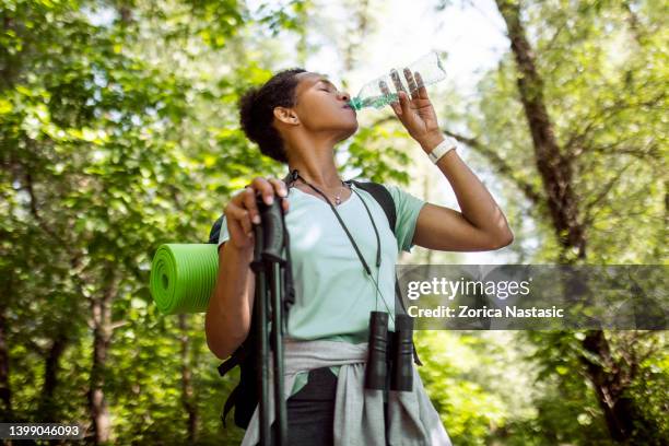 wandererin im wald trinkt wasser - binoculars woods stock-fotos und bilder