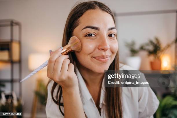 beautiful young woman - make up powder stockfoto's en -beelden