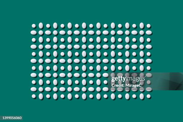 a variety of white pills neatly arranged in a rectangle - compliance and white and cutout no animals stock-fotos und bilder