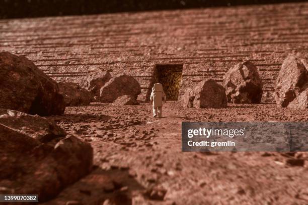 astronaut discovering secret martian portal - klassieke beschaving stockfoto's en -beelden