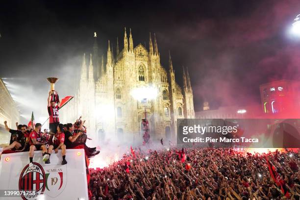 Milan players celebrate during the AC Milan Serie A Victory Parade at Piazza Duomo on May 23, 2022 in Milan, Italy.