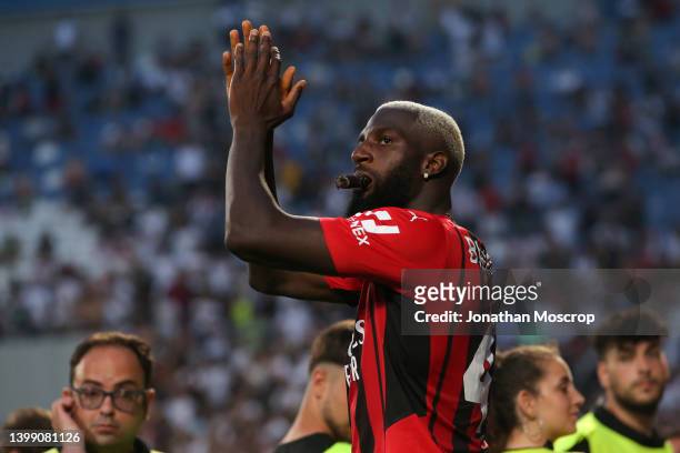 Tiemoue Bakayoko of AC Milan appplauds the fans as he makes his way to the winners' podium whilst smoking a cigar following the Serie A match between...