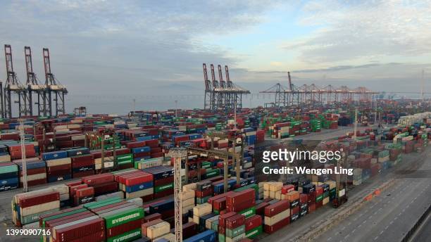container stack on the dock - handelstarieven stockfoto's en -beelden