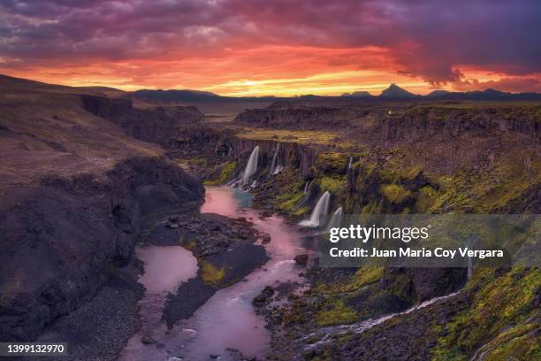 a dreamy sunrise at the valley of tears, sigoldugljufur canyon, fjallabak nature reserve, highlands of iceland, iceland - valley foto e immagini stock