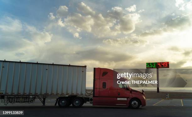 休憩所のガソリン価格標識の前を通過するセミトラック - ユタ州の駅 - gas truck ストックフォトと画像