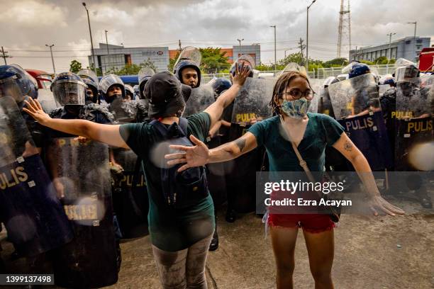 Anti-Marcos activists clash with riot police officers during a protest against election results at the Commission on Human Rights office on May 25,...