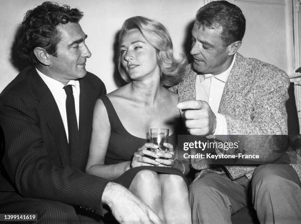 Marcel Camus, Elga Andersen et Raymond Loyer lors de la promotion du film 'Os Bandeirantes', le 25 septembre 1959.