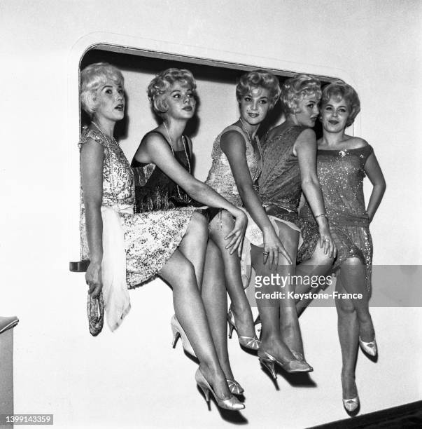 Sosies de Marilyn Monroe lors de la première du film 'Certains l'aiment chaud' à Paris, le 25 septembre 1959.
