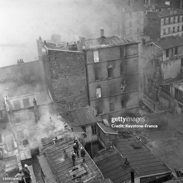 Incendie de l'îlot insalubre n°11 de la rue des Amandiers à Ménilmontant déclenché par les pompier pour étudier la propagation du feu, en février...