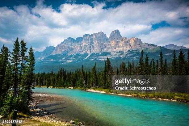 montaña castle en el parque nacional de banff, canadá - montañas rocosas canadienses fotografías e imágenes de stock