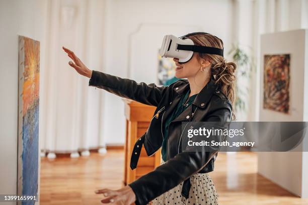 vr experience in art gallery - virtual museum stock pictures, royalty-free photos & images