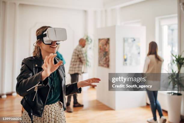 vr experience in art gallery - museum exhibit stock pictures, royalty-free photos & images