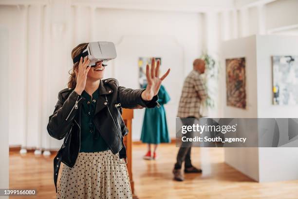 vr experience in art gallery - virtual exhibition stock pictures, royalty-free photos & images